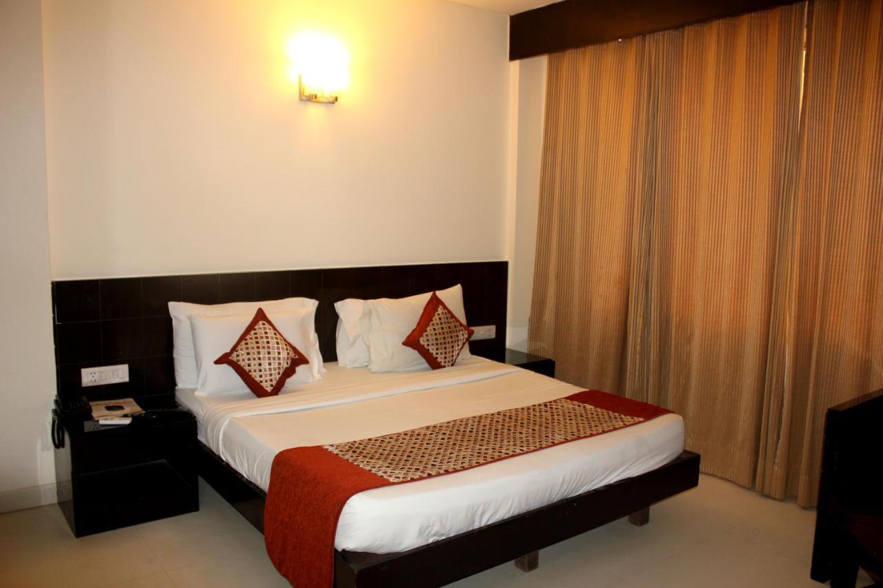 Aman Deluxe Hotell New Delhi Exteriör bild