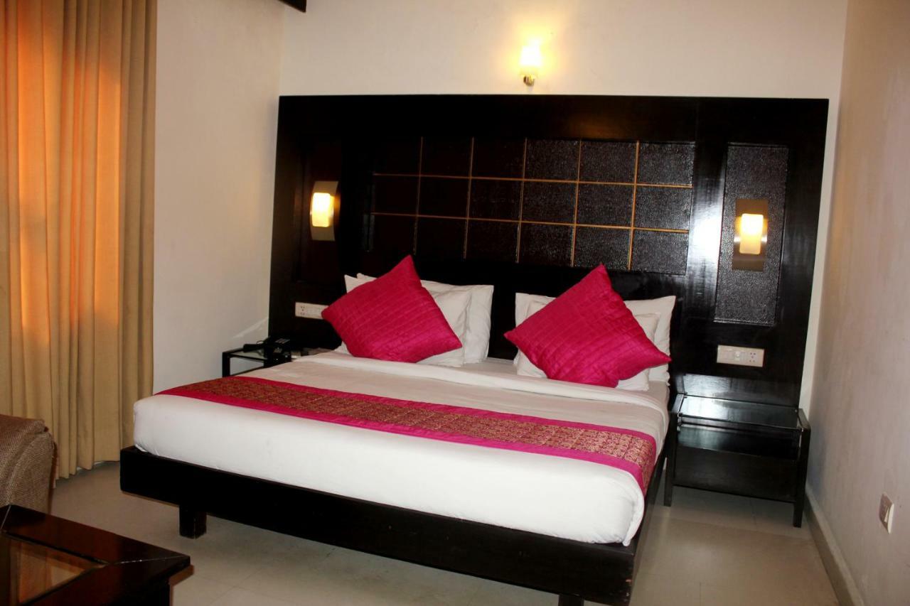 Aman Deluxe Hotell New Delhi Exteriör bild