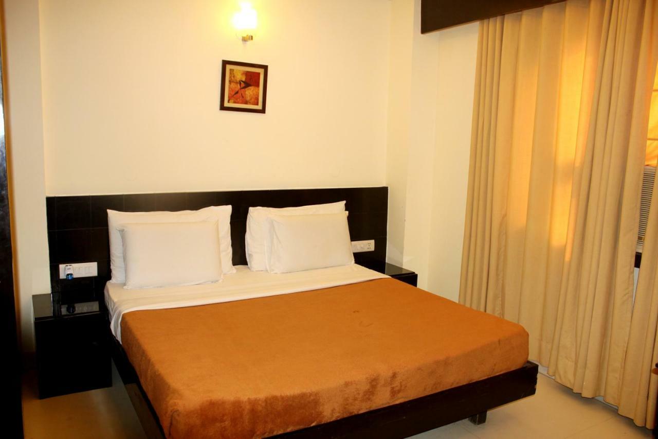 Aman Deluxe Hotell New Delhi Exteriör bild
